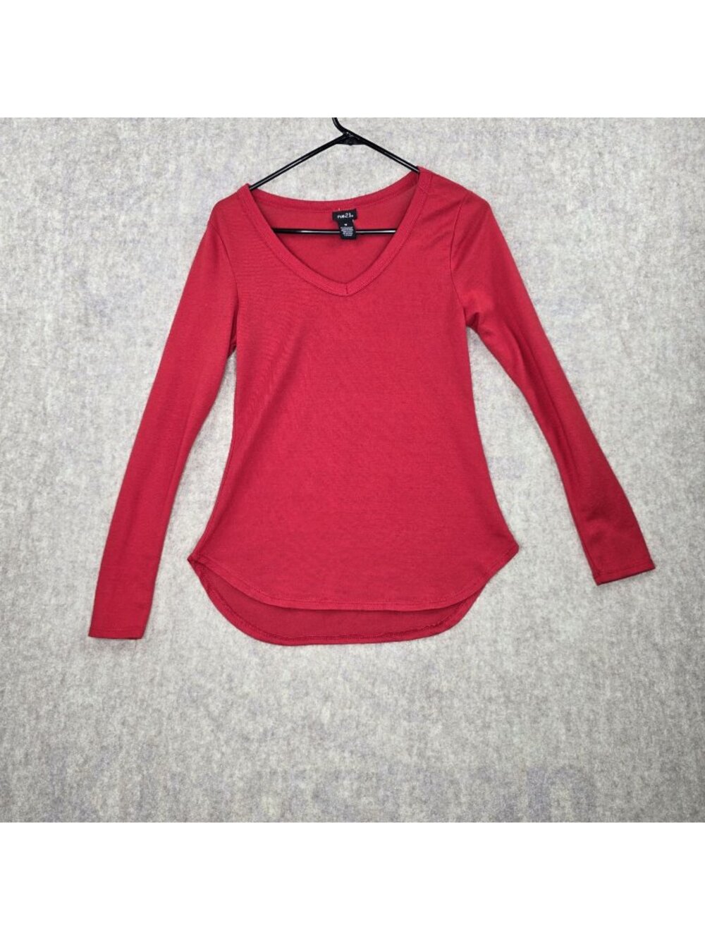 Rue21 Women’s Long Sleeve Red V-Neck Curved Hem T-Shirt Size M Polyester Blend